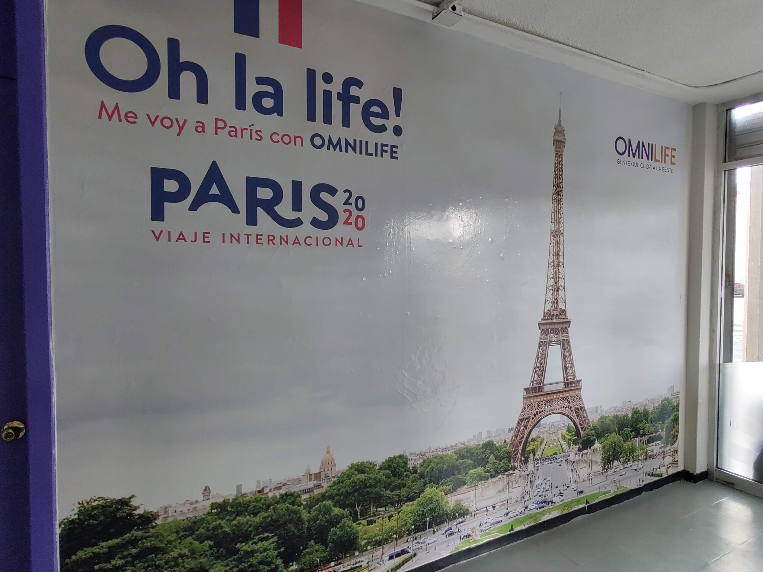 Vinil impreso con la Torre Eiffel y gráfica de París instalado directamente sobre un muro interior por JL Diseño.