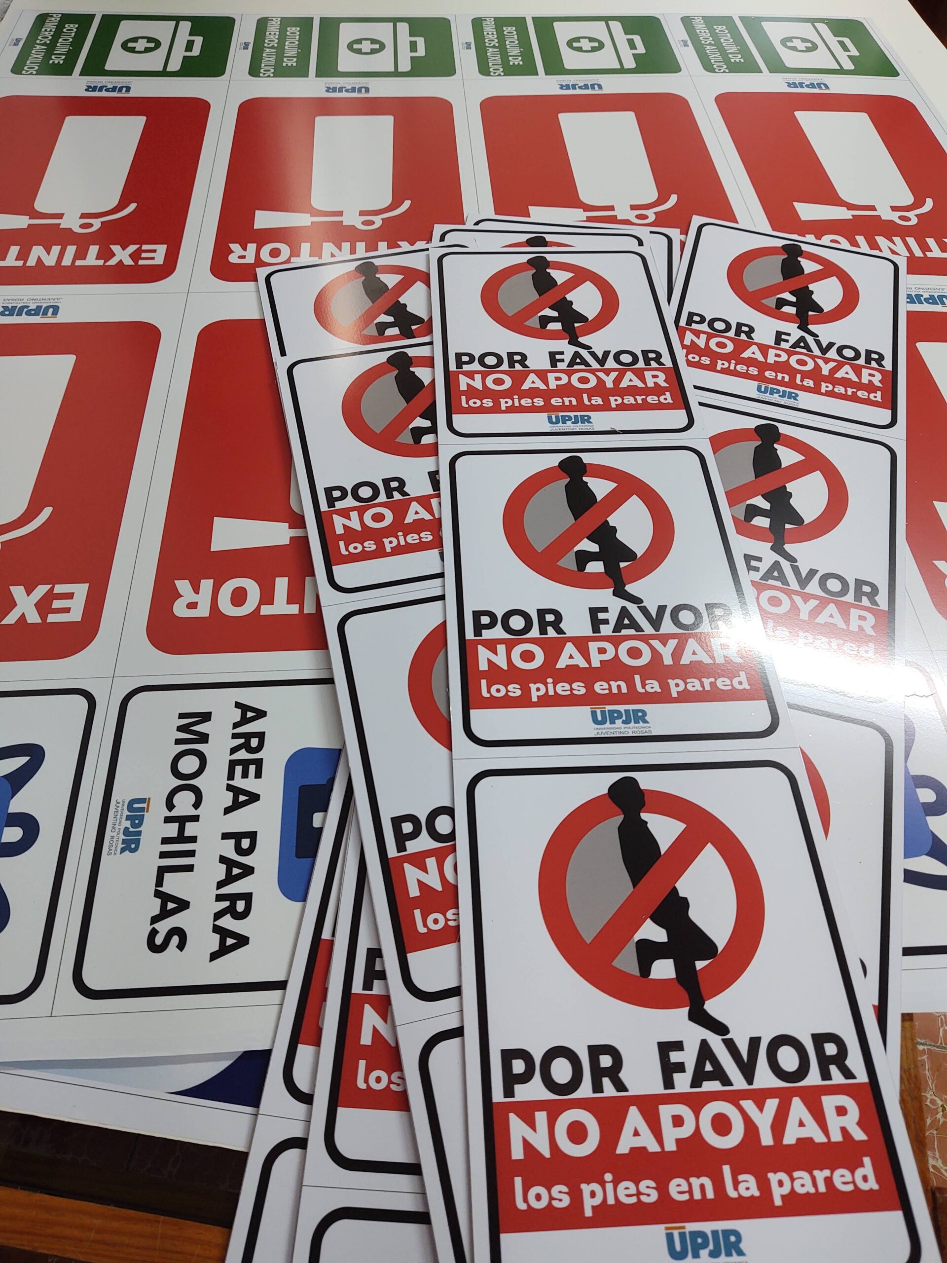 Lote de señales de extintor, botiquín y avisos en trovicel de 3 mm con vinil impreso.