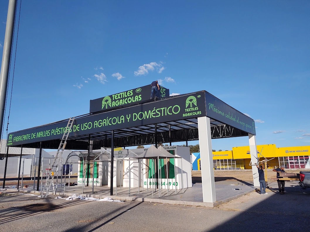 Lona impresa instalada en la parte superior de un stand de Textiles Agrícolas